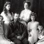 Mikołaj II z rodziną. Nie wiele brakowało, a większość drogocennych klejnotów dynastii zniknęła z historii