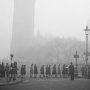 Smog od lat jest w Londynie olbrzymim problemem (na zdj. w tle zarys Big Bena ledwie widocznego z powodu zanieczyszczonej mgły). W 1952 roku zebrał szczególnie zabójcze żniwo.