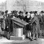 Naukowcy oglądają Kamień z Rosetty podczas Międzynarodowego Kongresu Orientalistów w 1874