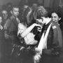 Powstanie Warszawskie. Fotografia ze ślubu sanitariuszki Alicji Treutler „Jarmuż” i plut. pchor. Bolesława Biegi „Pałąka”, 13 sierpnia 1944 r. Zdjęcie z książki "Wielka Księga Armii Krajowej" (Znak Horyzont 2015).